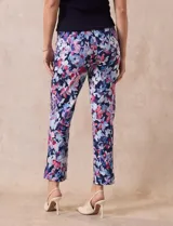 Pantalón de gabardina elastizada con estampado floral multicolor, pretina ancha elastizada y corte recto.