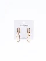 Caravanas colgantes de diseño minimalista compuestas por dos eslabones rectangulares entrelazados en tono dorado.