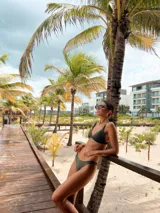 Top de bikini modelo triángulo en color lila, con textura acanalada y breteles regulables. Cuenta con forro interno y cierre mediante atadura en la espalda.