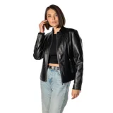 Campera negra de cuero sintético con cuello redondo, corte entallado, cierre frontal y bolsillos laterales con cierre. Interior forrado en poliéster y herrajes plateados.