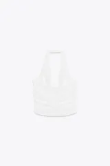 Top negro con cuello halter, escote pico y espalda descubierta. Presenta detalle de frunces laterales y cierre frontal con botones.