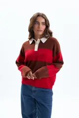 Sweater de tejido de punto con diseño a rayas horizontales anchas en color rojo y marrón oscuro. Posee cuello polo de color blanco y tapeta con botones.