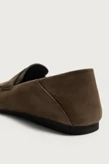 Mocasines de piel con acabado serraje y suela ultrafina, color marrón. Presentan detalle de bordón y antifaz en el empeine con costuras pespunteadas, forro interior de piel y horma cuadrada.