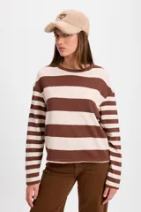 Remera de manga larga con diseño de rayas horizontales anchas en color marrón y beige, confeccionada en tejido de punto con cuello redondo.
