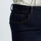 Pantalón de jean skinny de tiro alto, color azul oscuro, con cinco bolsillos y cierre frontal con botones.