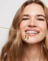 Dije con forma de corazón calado, bañado en oro de 18k.