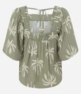 Blusa verde militar con estampado de cocoteros en tono claro, de mangas corta tipo godê y escote cuadrado con detalles fruncidos.