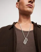 Collar plateado con cadena de eslabones y dije rectangular con la inscripción "UNO de 50".