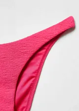 Braga de bikini de tiro medio con diseño clásico y tejido texturizado. Cuenta con forro interior para mayor comodidad.