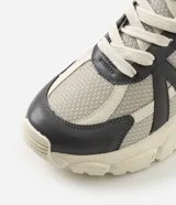 Championes Satinato estilo jogging con suela robusta, capellada de malla gris con recortes en cuero sintético gris oscuro, verde y beige, y cordones blancos.