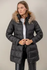 Campera puffer de nylon con diseño capitoneado, cierre frontal, capucha fija con borde de piel sintética y corte a la cadera.