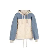 Campera con capucha color beige y mangas azul grisáceo de corderito. Tiene cierre frontal, puños ajustados y tres bolsillos frontales, uno con cierre.