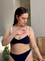 Top de algodón azul marino con elásticos blancos en contorno y breteles.