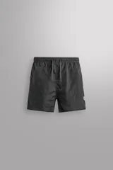 Short de entrenamiento Zara Athleticz confeccionado en tejido técnico ligero con estructura. Cuenta con malla interior, cintura elástica ajustable con cordón, bolsillos laterales y aberturas en el bajo.