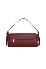 Cartera tipo bandolera de cuero sintético color bordó, de diseño estructurado alargado con solapa frontal, manija corta ajustable y detalles metálicos plateados.