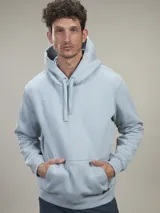 Buzo tipo hoodie de color celeste, confeccionado en tejido fleece, con capucha ajustable mediante cordones y bolsillo frontal tipo canguro.