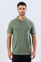 Remera polo de manga corta en color azul melange, con cuello camisero, cierre frontal de dos botones y pequeño bordado en el pecho.