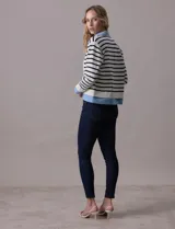 Campera combinada marca Nanette, con torso y mangas en tejido a rayas horizontales blancas y negras. Solapa, puños y cierre en denim celeste. Cierre frontal con botones metalizados.