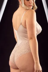 Body color nude confeccionado en lycra y puntilla elastizada, con aro, breteles elásticos regulables, espalda baja y broche en la entrepierna con fundillo de algodón.