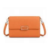 Cartera bandolera de cuero sintético color naranja, de diseño rectangular con solapa frontal, herrajes plateados y placa metálica con la inscripción 'FOREVER YOUNG'. Cuenta con correa ajustable y desmontable.