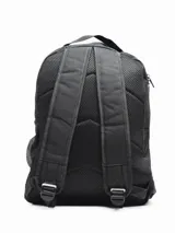 Mochila negra de poliéster con un compartimento principal grande con cierre, un compartimento frontal pequeño con cierre y un bolsillo lateral abierto con elástico.