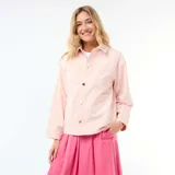 Chaqueta tipo sobrecamisa de denim en color rosa, con cuello clásico, cierre frontal de botones metálicos y dos bolsillos de parche delanteros.