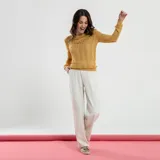 Sweater mostaza de punto calado con cuello alto y mangas largas.