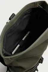 Mochila técnica de acabado engomado en color negro. Presenta un diseño de solapa con cierre de hebilla de liberación rápida y un sistema de cordones elásticos frontales. Incluye compartimento para dispositivos electrónicos, espalda acolchada y correas ajustables.