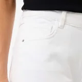 Pantalón wide leg de denim blanco, tiro bajo, con detalles rotos en las rodillas y diseño amplio.