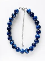Collar de cuentas esféricas grandes con diseño marmolado en tonos azules y cierre metálico con cadena de extensión.