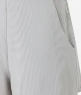 Bermuda deportiva femenina de microfibra con textura acanalada, color gris claro, de corte cómodo y ligero.