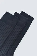 Pack de tres pares de calcetines negros de tejido acanalado (canalé), con puño elástico.