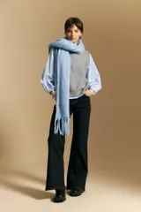 Chaleco tejido de punto en color azul marino, con diseño de textura sutil en relieve, escote redondo y terminaciones acanaladas en cuello, sisas y ruedo.