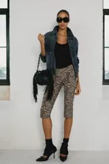 Pantalón capri de tiro medio con cintura elástica y estampado de leopardo, con cierre lateral con cremallera oculta.