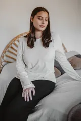 Conjunto de pijama compuesto por buzo de manga larga y pantalón de tiro alto.