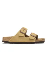 Sandalias Birkenstock Arizona color crema, con doble tira de cuero sintético y hebillas metálicas ajustables.
