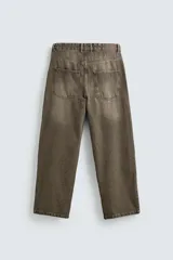 Jeans de corte holgado y amplio en toda la pierna, tiro medio. Tejido rígido con estampado a cuadros con efecto lavado. Cuenta con cinco bolsillos y cierre frontal con cremallera y botón.