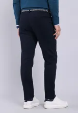 Pantalón negro de corte recto, estilo jeans de cinco bolsillos, confeccionado en algodón y elastano.
