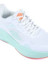 Championes deportivos Umbro modelo Boltalk, color negro con detalles en lila. Presentan una capellada de malla transpirable con refuerzos sintéticos, logo de la marca en el lateral y una suela de goma blanca con amortiguación.