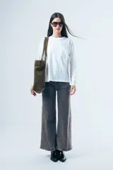 Camiseta de manga larga en color blanco, confeccionada en algodón orgánico, con cuello redondo y corte holgado.