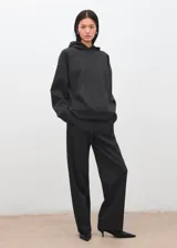 Pantalón de corte recto color gris oscuro, con diseño clásico y acabado formal.