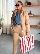 Pantalón de bengalina color beige, de corte recto y tiro medio, con cintura elástica y bolsillos laterales.