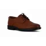 Zapato acordonado de cuero color marrón claro con suela negra.