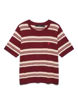 Remera tejida de punto con diseño de rayas horizontales en color bordó y crema. Presenta cuello redondo, mangas cortas y un pequeño detalle bordado en el pecho. Confeccionada en una mezcla de viscosa y nylon, ofrece un calce regular y una textura ligera.