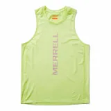 Musculosa deportiva Merrell de color verde lima, diseñada para trail running. Presenta un corte sin mangas con cuello redondo y el logo de la marca estampado verticalmente en el centro del pecho en tono contrastante.