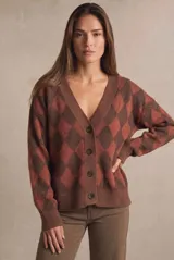 Cardigan de punto con diseño de rombos en tonos marrón y terracota, cuello en V, cierre frontal con botones y mangas largas con puños acanalados.