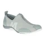 Slip on Merrell modelo Barrado, color gris, confeccionado en malla transpirable con detalles en cuero. Cuenta con cierre frontal de cremallera, plantilla de espuma EVA y suela de goma con tecnología Air Cushion para mayor estabilidad y tracción.