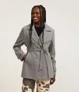 Saco gris de polivelour con cuello solapa, abotonado doble, bolsillos y cinturón para lazo.