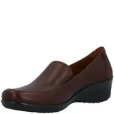 Zapato tipo slip-on de cuero liso color marrón, con diseño de punta redondeada y suela de goma negra con taco bajo.