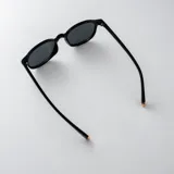 Lentes de sol con armazón carey de diseño redondo, con detalles metálicos dorados en las bisagras y cristales oscuros.